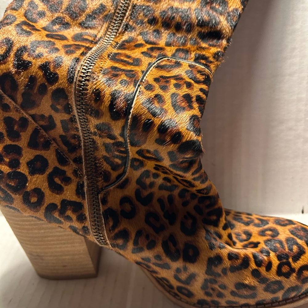 Woman’s Bill Blass size 10 leopard print leather zippered heeled boots - Picture 8 of 15